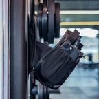 Sac magnétique Leech fixé sur une machine de musculation pour garder les affaires accessibles pendant l'entaînement